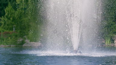 喷泉花园水喷泉花园溅流喷泉水